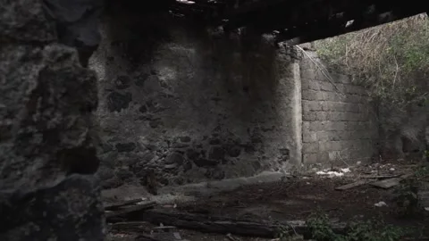 Camera entering crumbling abandoned building Vidéo 293159199