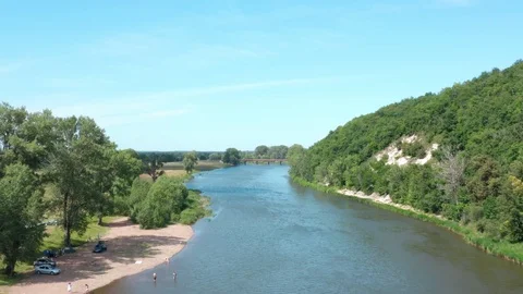 The camera flies along the river and filming tourists in the beach. Vidéo 113696758