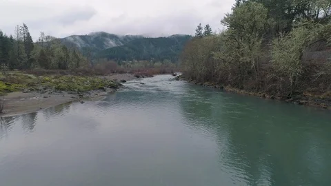 Camera flies low over South Umpqua River in Oregon Stock Footage 119993476