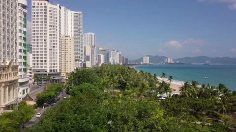 Camera flies over the beach overlooking the city Video stock 261638050