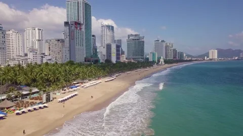 Camera flies over the beach overlooking the city Video stock 261638067