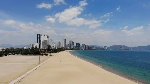 The camera flies over the beautiful beach and resort town in Asia Vídeos de archivo 100186488