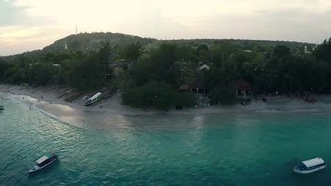 The camera flies over the island in the ocean Vidéo 72559683