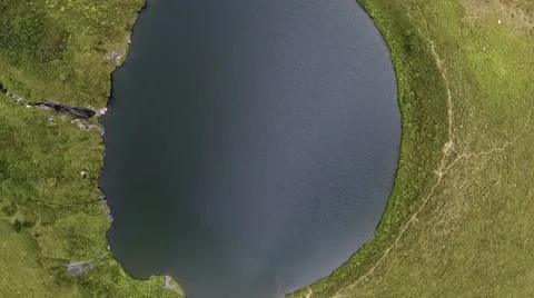 Camera flies over a mountain lake Vidéo 68409337