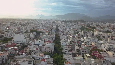 Camera flies over the roofs of Nha Trang overlooking the road Vídeo Stock 119008819