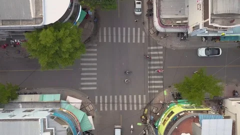 Camera flies over the roofs of Nha Trang overlooking the road Vídeo Stock 119015527