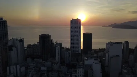 Camera flies over the roofs of Nha Trang overlooking the road sunrise 库存影片 119107376