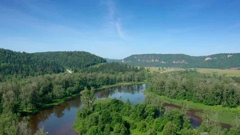 The camera flies over spilling river and trees. Vidéo 111278055