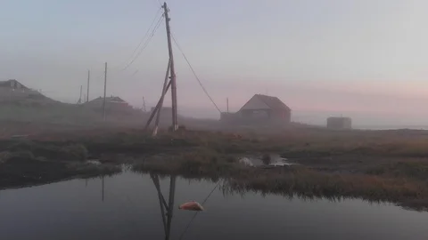 The camera flies slowly over the stream. Stockbeeldmateriaal 99965906