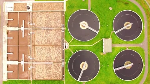 Camera flight over biogas plant from sewage treatment in green fields 스톡 동영상 62771591