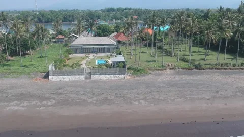 Camera fly away from a scythe between a river with boats and the ocean 库存影片 130833941