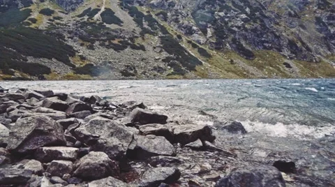 Camera flying to the lake shore in high mountings. Stabilized Slow-Mo, POV. Vidéo 55875138