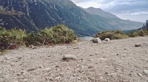 Camera flying over the edge of cliff to the mountain lake view, Stabilized POV. 库存影片 55873407