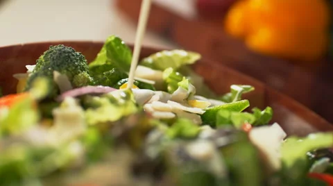 Camera follows dressingbeing pouring over salad. 4K 30fps. Slow Motion. Vidéo 55533184