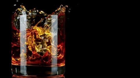 Camera Follows Liquid falling into Glass of Whisky Vidéo 146116291