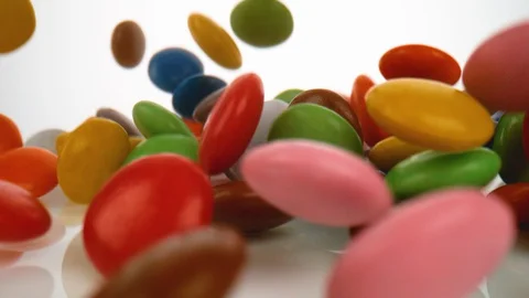 Camera follows m&amp;m’s falling on surface. Slow Motion. Vidéo 128767722
