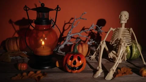 Camera glide past candle lantern, pumpkin and skeleton decor for Halloween .. Vídeos de archivo 342378011