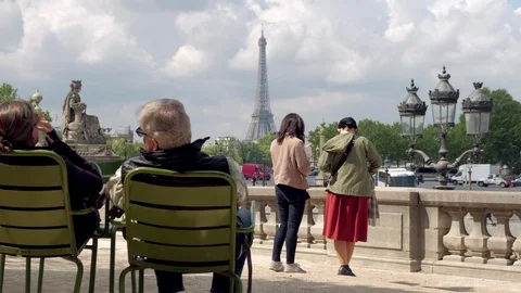 Camera goes up from tourists looking at Eiffel Tower over Place de la Concorde Vídeo Stock 114355630