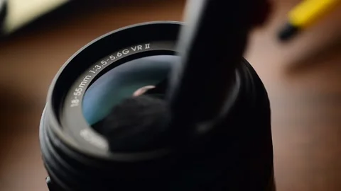 Camera lens cleaning from brush Vídeo Stock 137040178