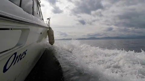 The camera is at the level of the waves. View from the boat going to the sea. Vidéo 106775284