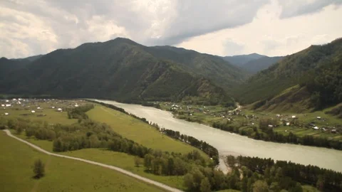 The camera in a light-engine plane flies in the mountains. Vídeos de archivo 119995624