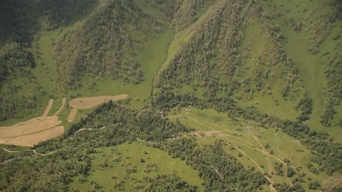 The camera in a light-engine plane flies in the mountains. Vídeos de archivo 119995731