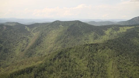 The camera in a light-engine plane flies in the mountains. Vídeos de archivo 119995740