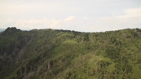 The camera in a light-engine plane flies in the mountains. Vídeos de archivo 119995749