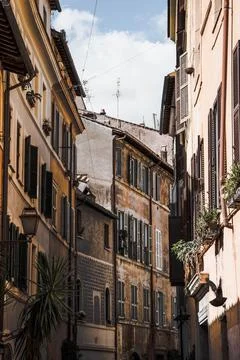 Camera   looks   up   to   rustic   building   with   open   windows Foto stock
