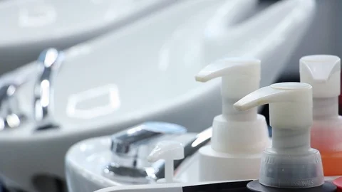 Camera motion and focus moves from shampoos to sinks, hairdressing salon Video stock 108914626