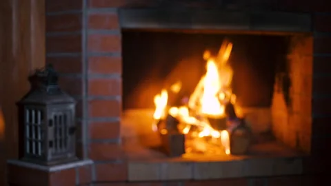 Camera move from the fireplace with flaming fire to a bottle of wine and glass 库存影片 138600238
