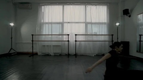Camera move off horizontally along the dance class. Ballerinas make jumps close Vidéo 113530261