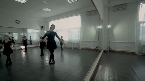 Camera move from mirror reflection of ballet group to the ballet class. Dance Video stock 113529834
