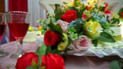 Camera movement about wine glass for wedding couple 库存影片 224464658
