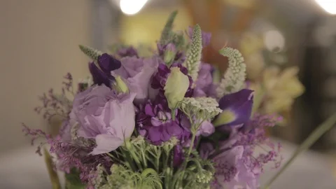 Camera movement back and forth of a lovely bridal bouquet Stockbeeldmateriaal 105821767