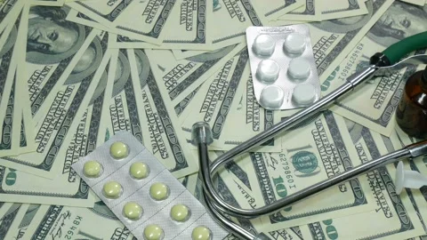 Camera movement over tablets and syringe with dollars 動画素材 89535435