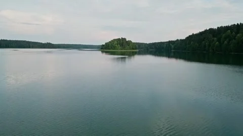 The camera moves across the surface of the lake to an island in the distance Vidéo 248859850