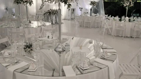 Camera moves along the round glass tables at the wedding banquet 库存影片 201368905