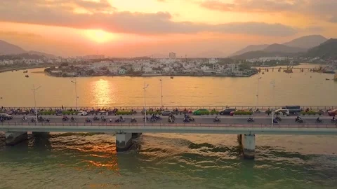 The camera moves along with the traffic passing by the bridge Video stock 236087110