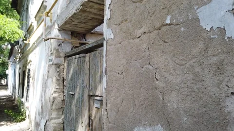 The camera moves along the wall of an old, ruined house, the camera goes up. 스톡 동영상 168419821