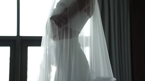 The camera moves around the bride whose skirt is tight around her hips. Vidéo 261734005