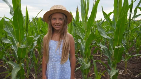Camera moves away from happy smiling girl that looking forward against the Vidéo 333965215