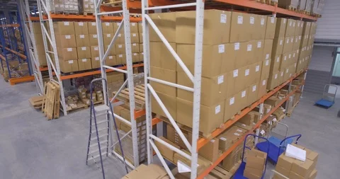 Camera moves between warehouse racks 库存影片 107273702