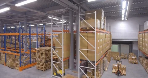 Camera moves between warehouse racks 库存影片 107273841