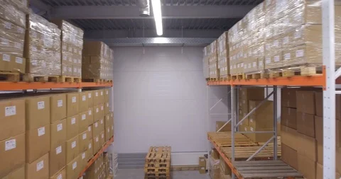 Camera moves down between warehouse racks 库存影片 107273667