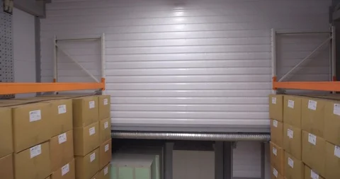 Camera moves down between warehouse racks 库存影片 107273719