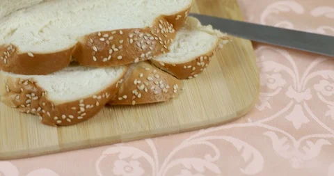 The camera moves forward on the sliced challah for Shabbat 動画素材 121637251