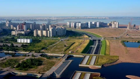 The Camera Moves Over A Modern Highway Against The Skyscraper 库存影片 117363990