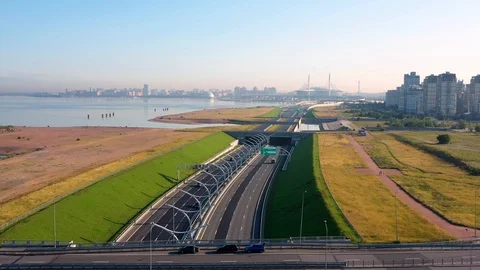 The Camera Moves Over A Modern Highway Against The Skyscraper 库存影片 117364515