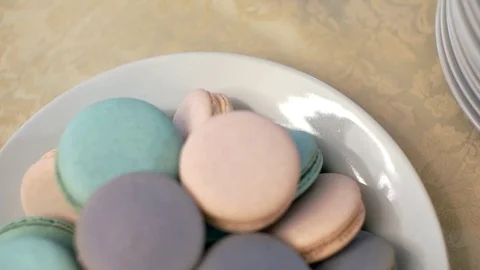 The camera moves over the plate with colored macaroon 스톡 동영상 70754724